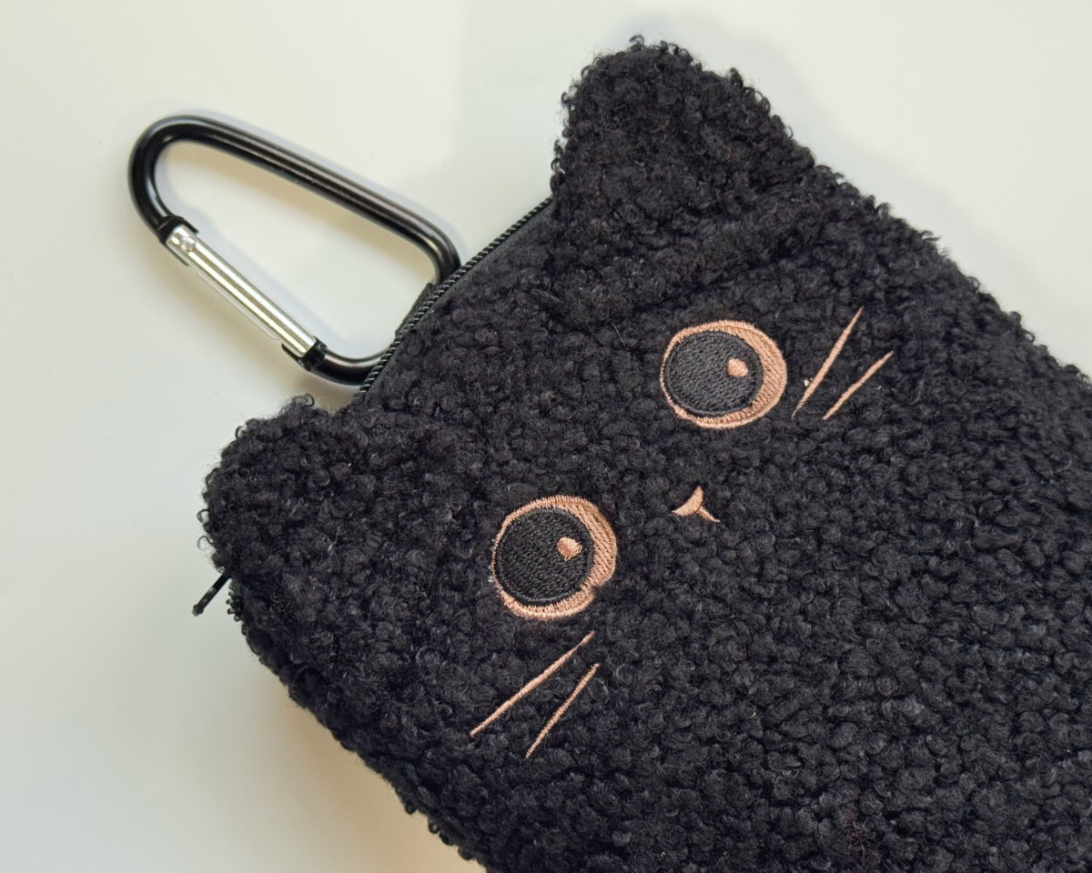 カラビナ付きで手持ちのバッグやリュックにもつけられる！