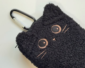 カラビナ付きで手持ちのバッグやリュックにもつけられる！