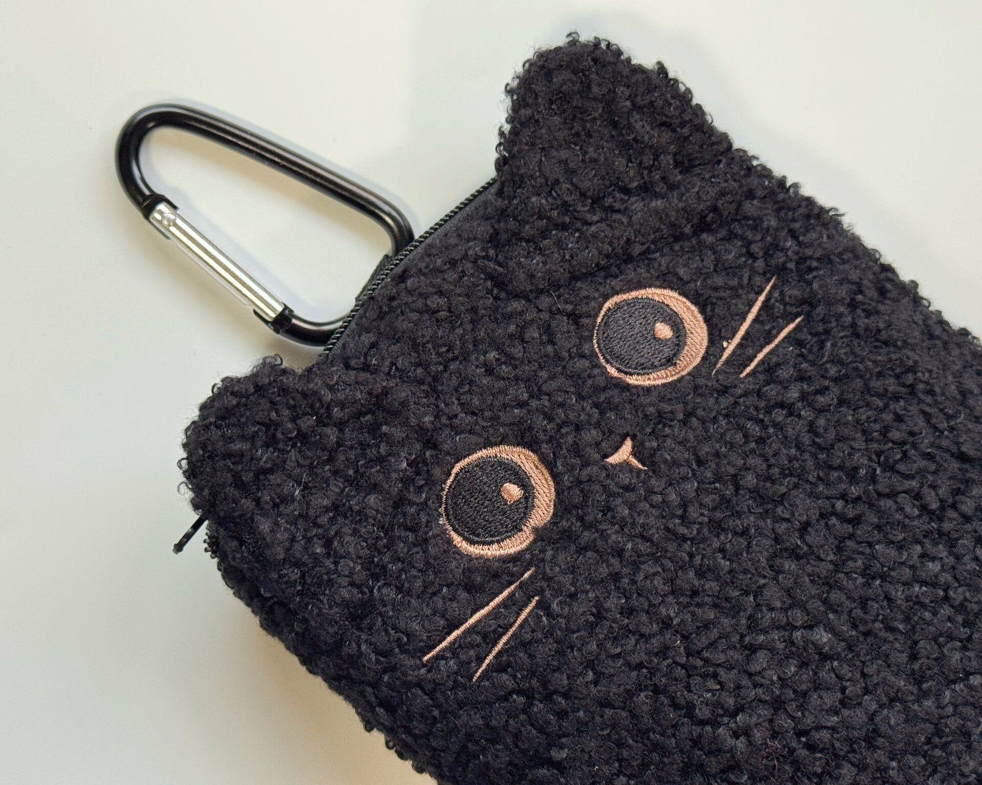 カラビナ付きで手持ちのバッグやリュックにもつけられる！