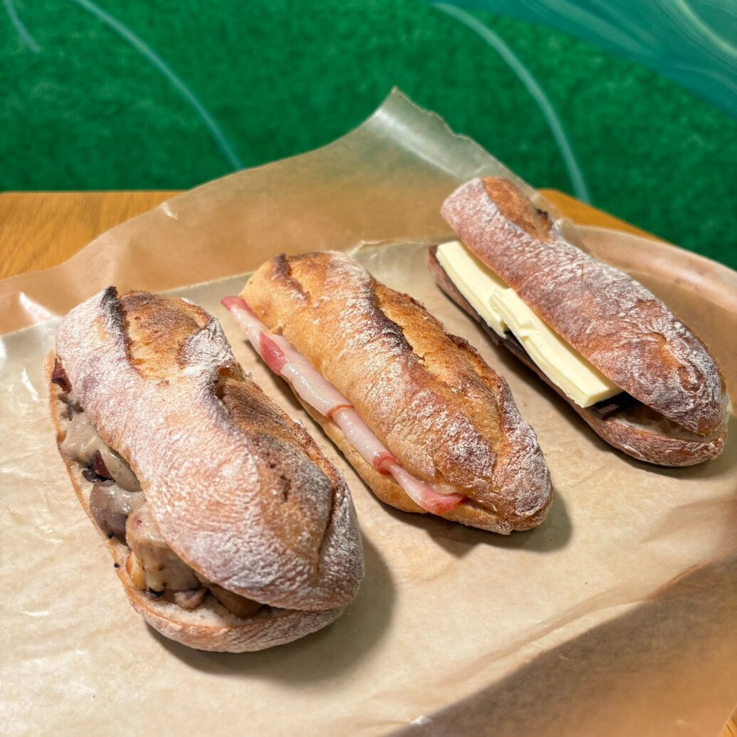 【スタバ新作】もちっと食感がたまらない…♡ パン好き必見「バゲットサンド」を食べ比べ！