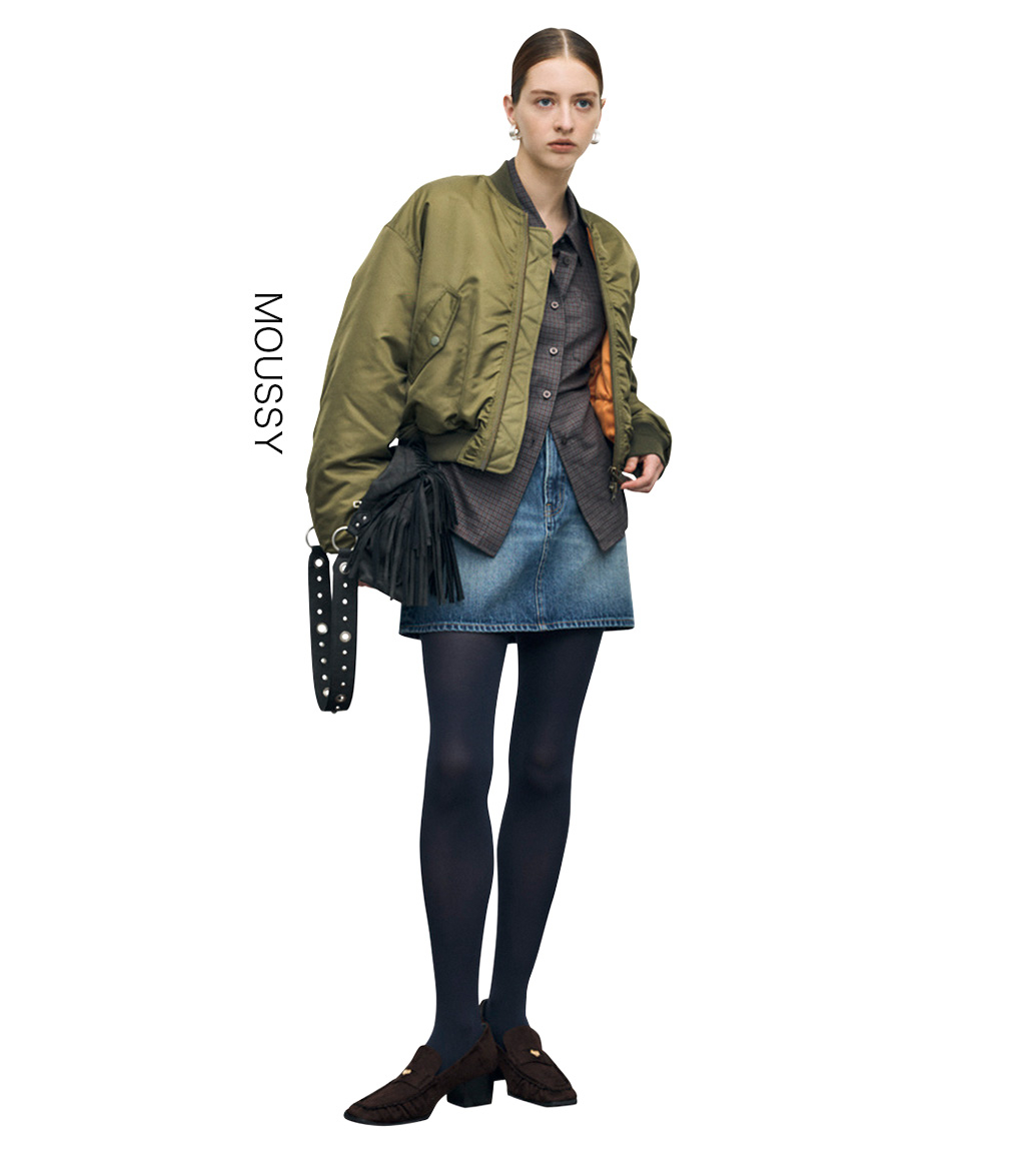 MOUSSY（マウジー）のMA-1ブルゾンにデニムミニスカートとタイツを合わせたモデルの全身コーディネート