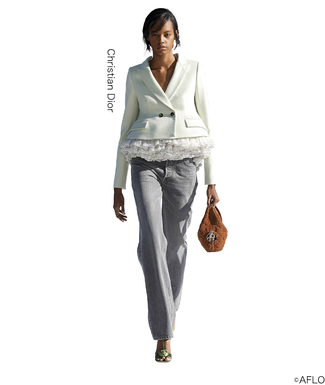 Christian Dior(クリスチャン ディオール)白のペプラムジャケットにレースインナーとグレーデニムを合わせたコーディネート