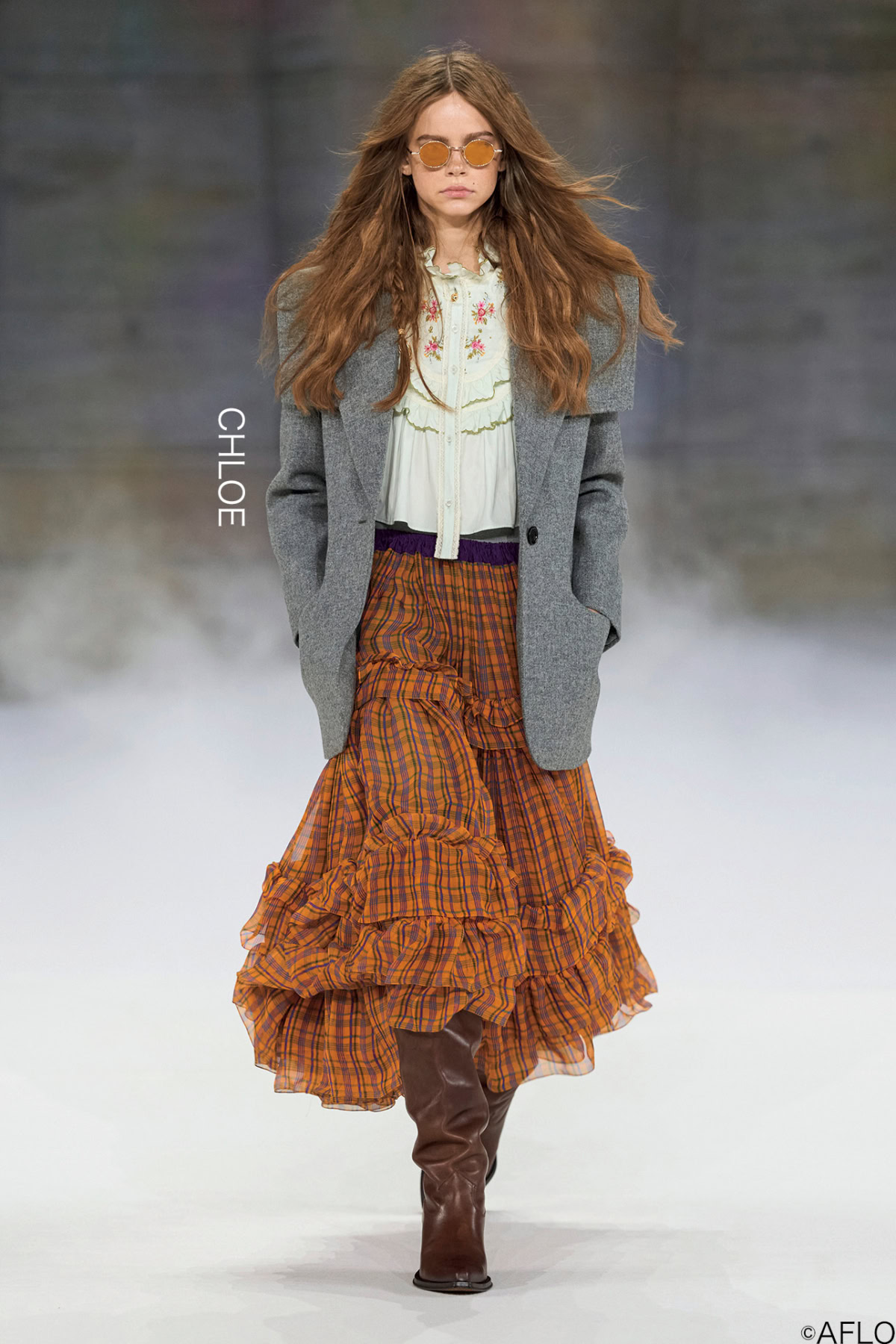 CHLOE（クロエ）グレーのジャケットにフリルブラウスとチェック柄ティアードスカートを合わせたランウェイルック