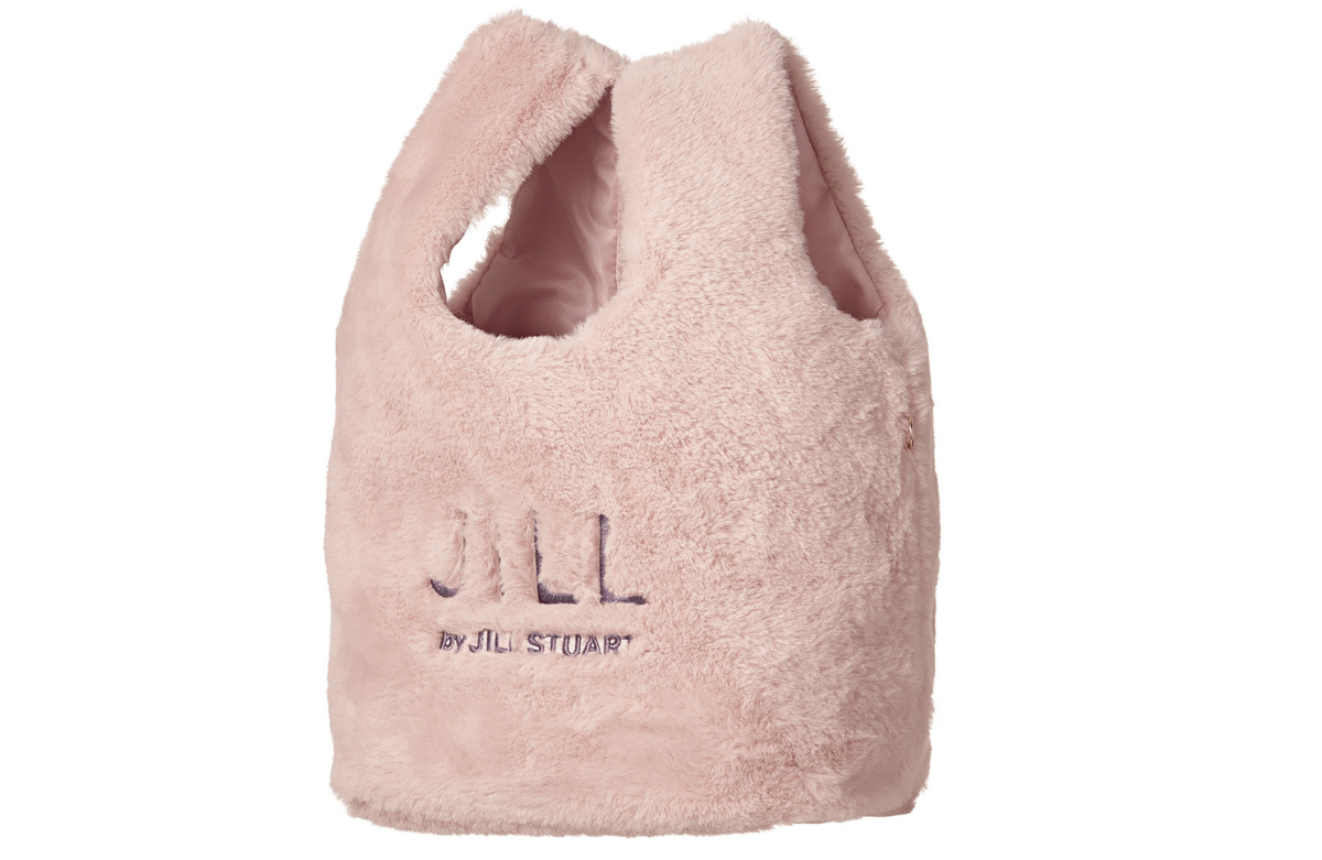 「JILL by JILL STUART」の刺繍ロゴが映える、手触りの良さそうなフェイクファー製ハンドバッグの単体カット(正面)。