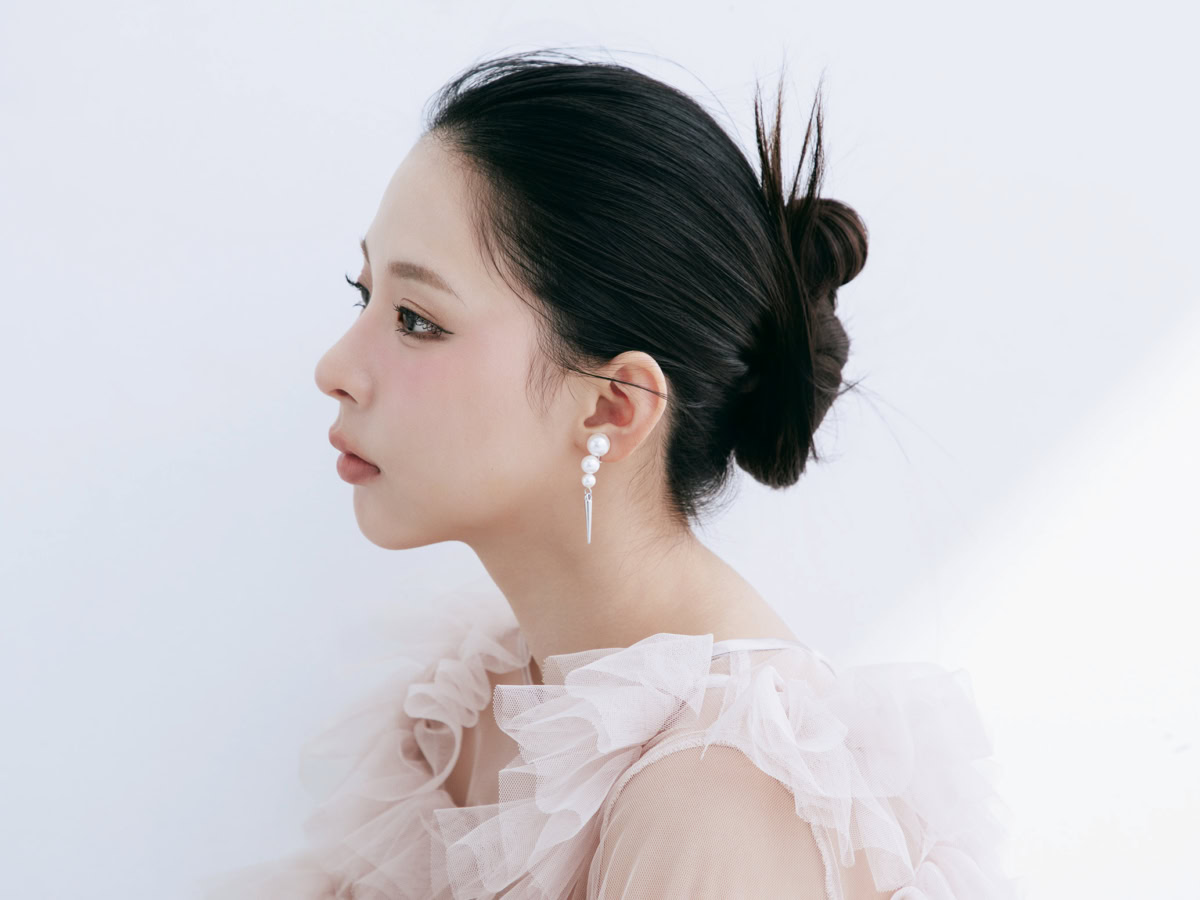 後れ毛を出さずにすっきりとまとめたタイトシニヨンの横顔シルエット