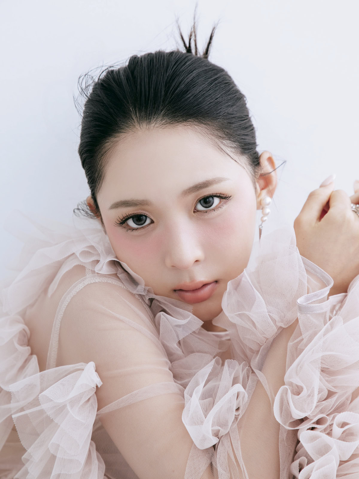【簡単ヘアアレンジ】「タイトシニヨン」で圧倒的美オーラ！作り方とおすすめスタイリング剤4選【ミチ×ヘアメイク笹本恭平】