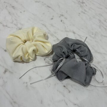 GU　左：スウェットシュシュ／右：パイピングリボンシュシュ