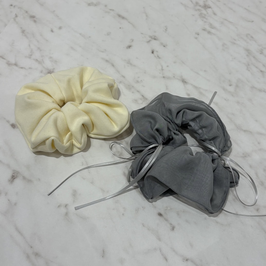 GU　左：スウェットシュシュ／右：パイピングリボンシュシュ