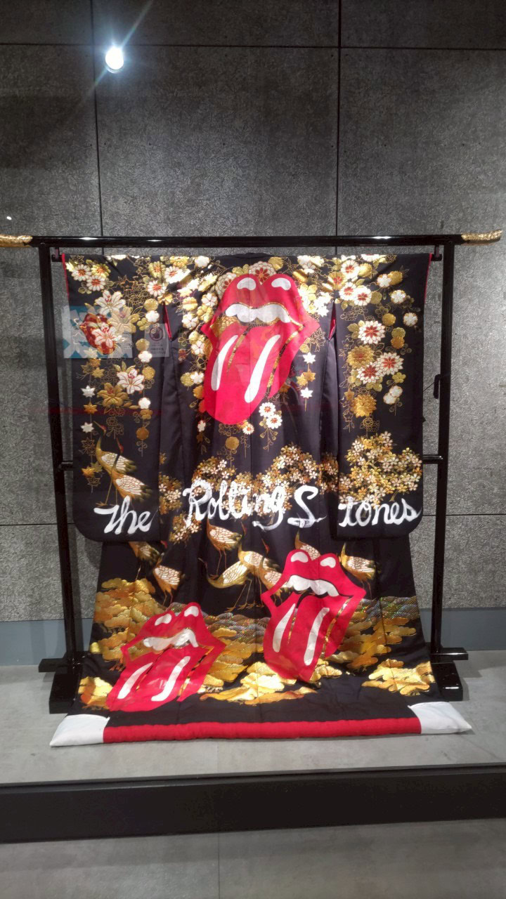 着物職人のNOB MIYAKEは、40年にわたり培ってきた経験と技術を生かし、The Rolling Stonesの象徴的なモチーフを取り入れた着物と掛け軸を制作。伝統的な技法と新しい発想を組み合わせた作品となっている。
