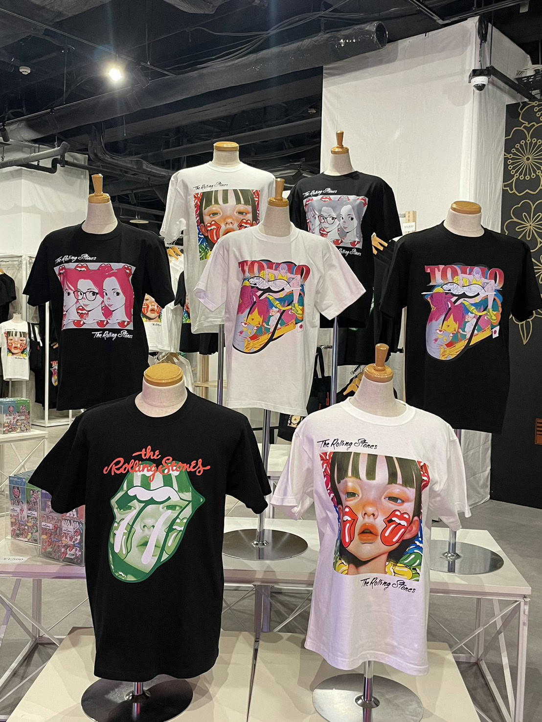 会場では、参加アーティストの作品を落とし込んだTシャツやステッカー、トートバッグなどを販売。