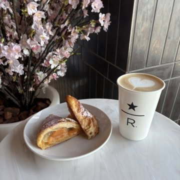 左：コルネッティ サクラ　右：クラシック ダブル トール ラテ（Hot/Iced）　