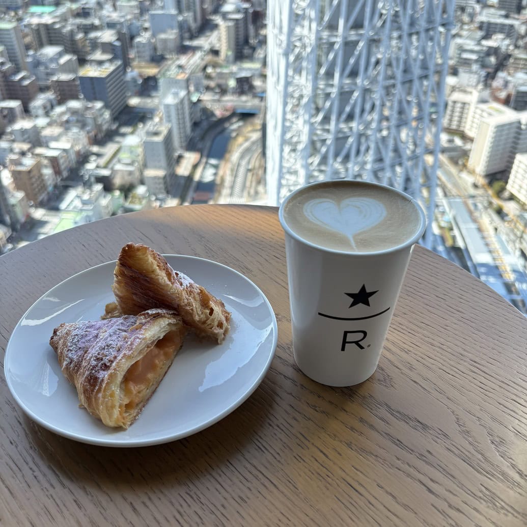 左：コルネッティ サクラ　右：クラシック ダブル トール ラテ（Hot/Iced）　