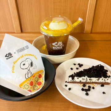 【くら寿司×PEANUTS】歴代スヌーピーたちが可愛すぎ♡ 限定メニュー&激レアグッズを総チェック!