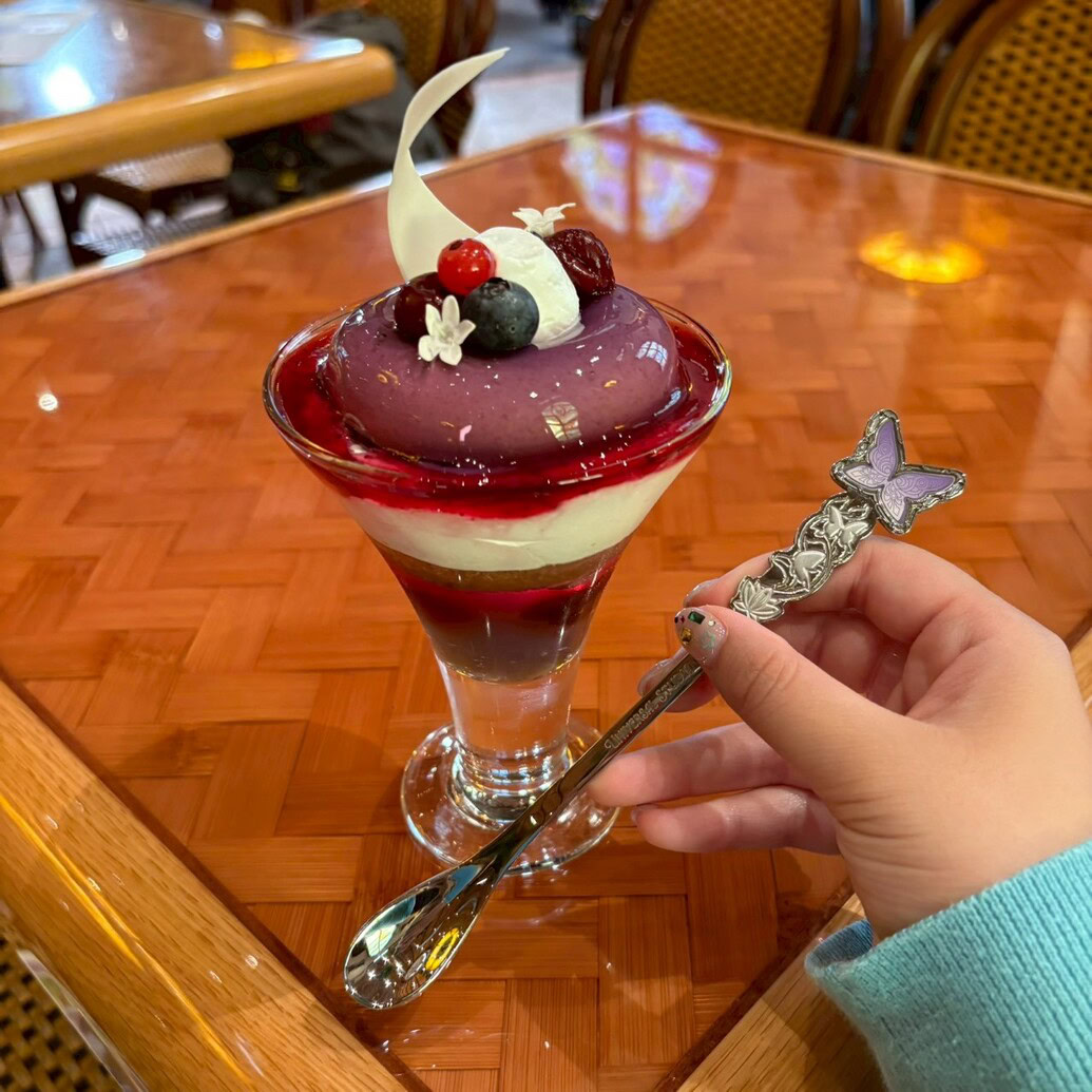 フェルンのチェリー＆ブルーベリーパフェ（蝶のスプーン付き）