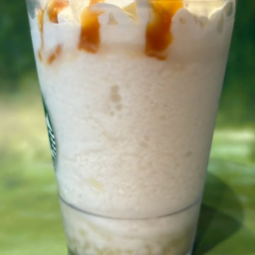 スタバ　青森やだらめぇりんご アーモンドミルクフラペチーノ®