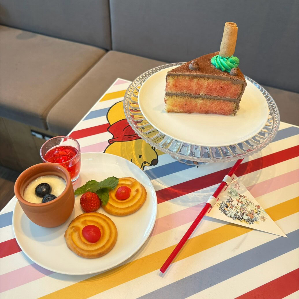 英雄をたたえるケーキセット