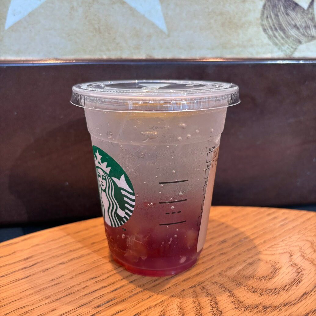 スタバ　チラックス ソーダ 巨峰