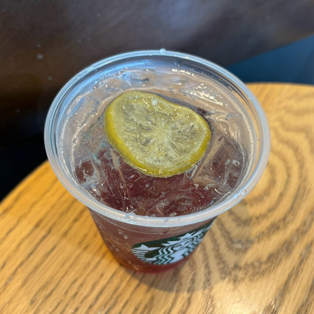 スタバ　チラックス ソーダ 巨峰