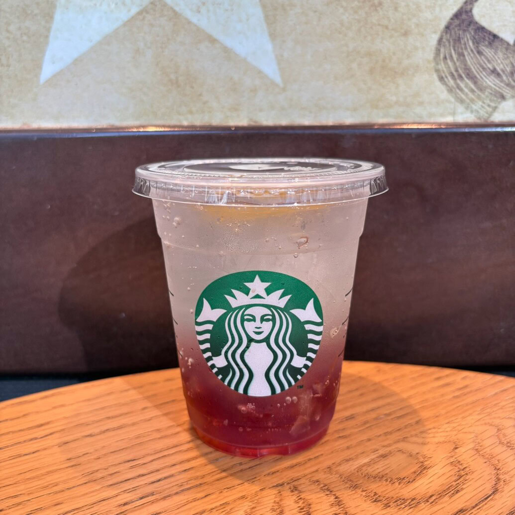 スタバ　チラックス ソーダ 巨峰
