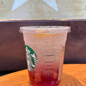 スタバ　チラックス ソーダ 巨峰