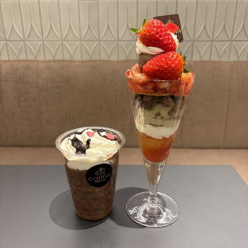 ゴディバ　生ショコラ ショコリキサー、ジャスミンとローズ香るいちごパフェ