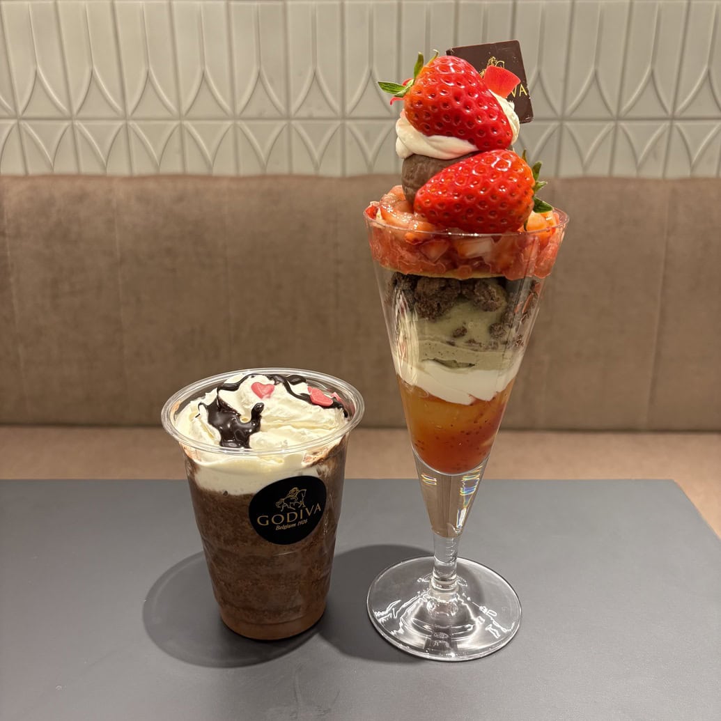 ゴディバ　生ショコラ ショコリキサー、ジャスミンとローズ香るいちごパフェ