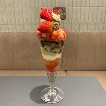 ゴディバ　ジャスミンとローズ香るいちごパフェ