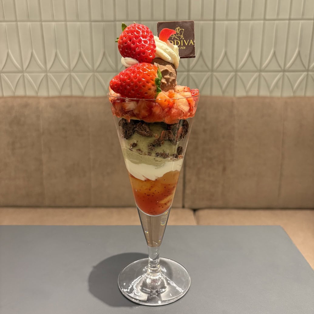 ゴディバ　ジャスミンとローズ香るいちごパフェ