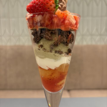 ゴディバ　ジャスミンとローズ香るいちごパフェ