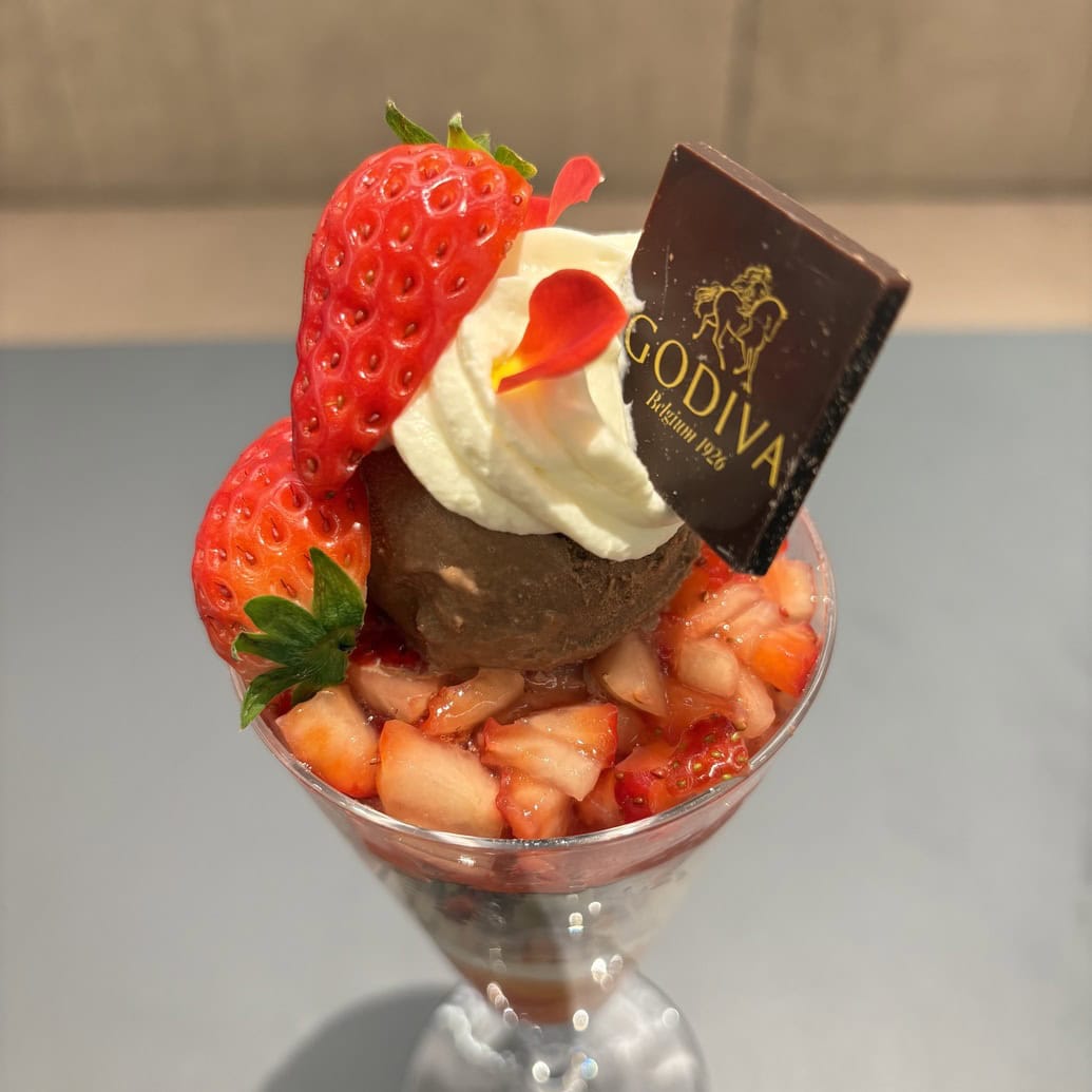ゴディバ　ジャスミンとローズ香るいちごパフェ
