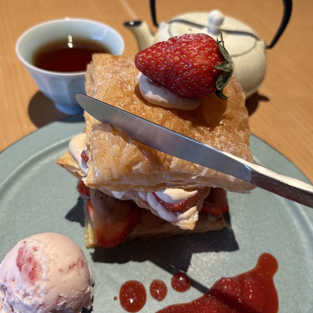 神楽坂 茶寮　いちごとミルクティーショコラの贅沢ミルフィーユ