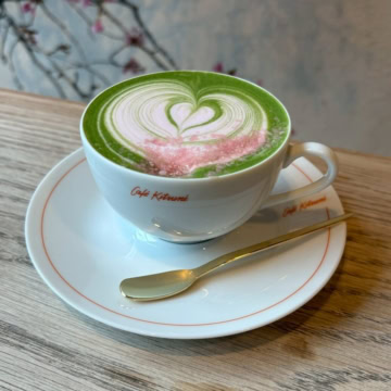 カフェ キツネ　桜抹茶ラテ