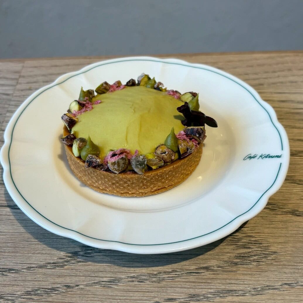 カフェ キツネ　桜ピスタチオタルト