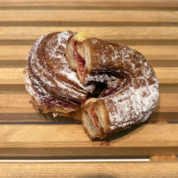 いちごのミルフィーユドーナツ