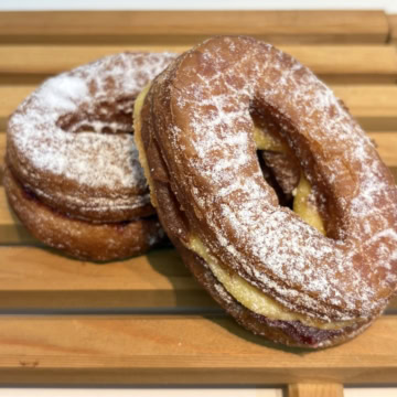 いちごのミルフィーユドーナツ