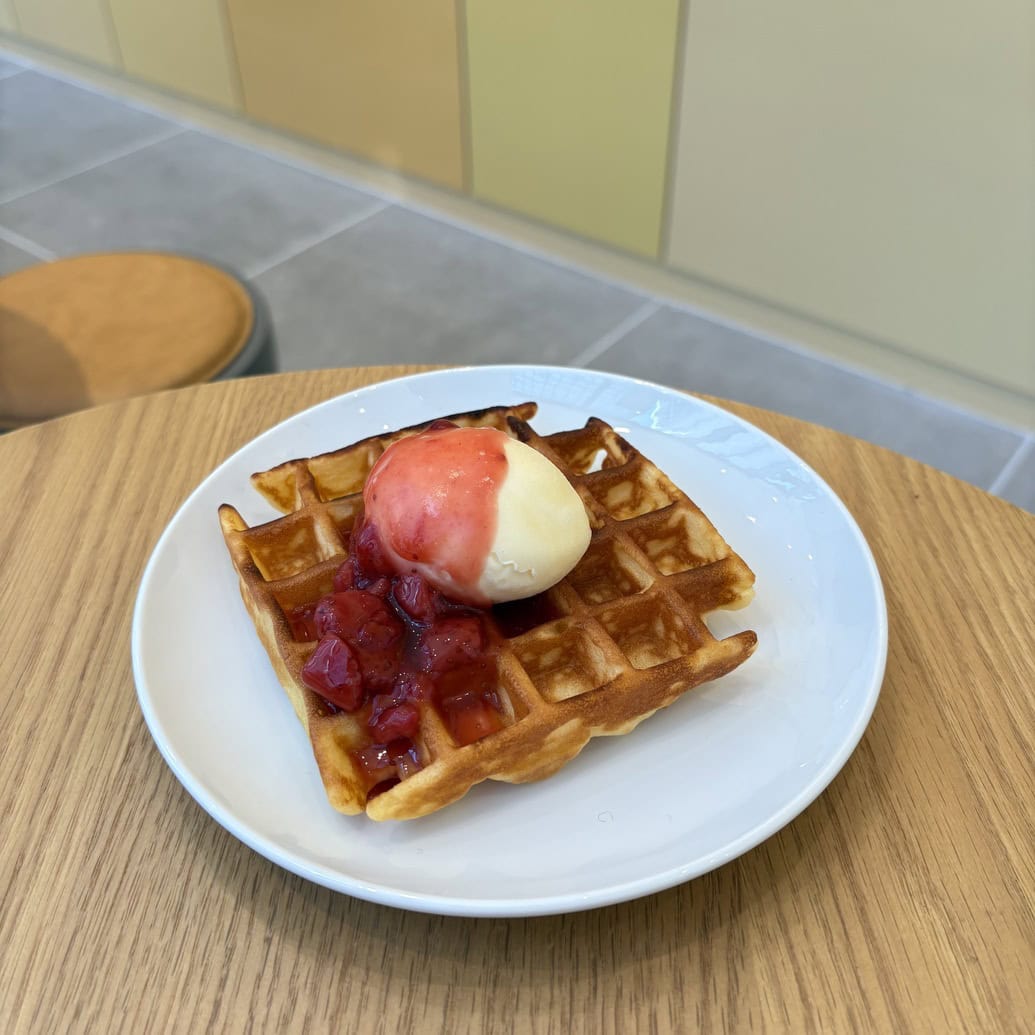 アメリカンワッフル＋アイスクリーム、ストロベリー果肉