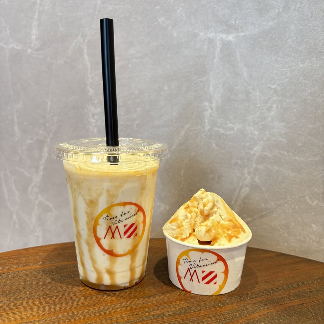 じゃばらとフローズングリークヨーグルトオレンジとアプリコットのキャラメルソース