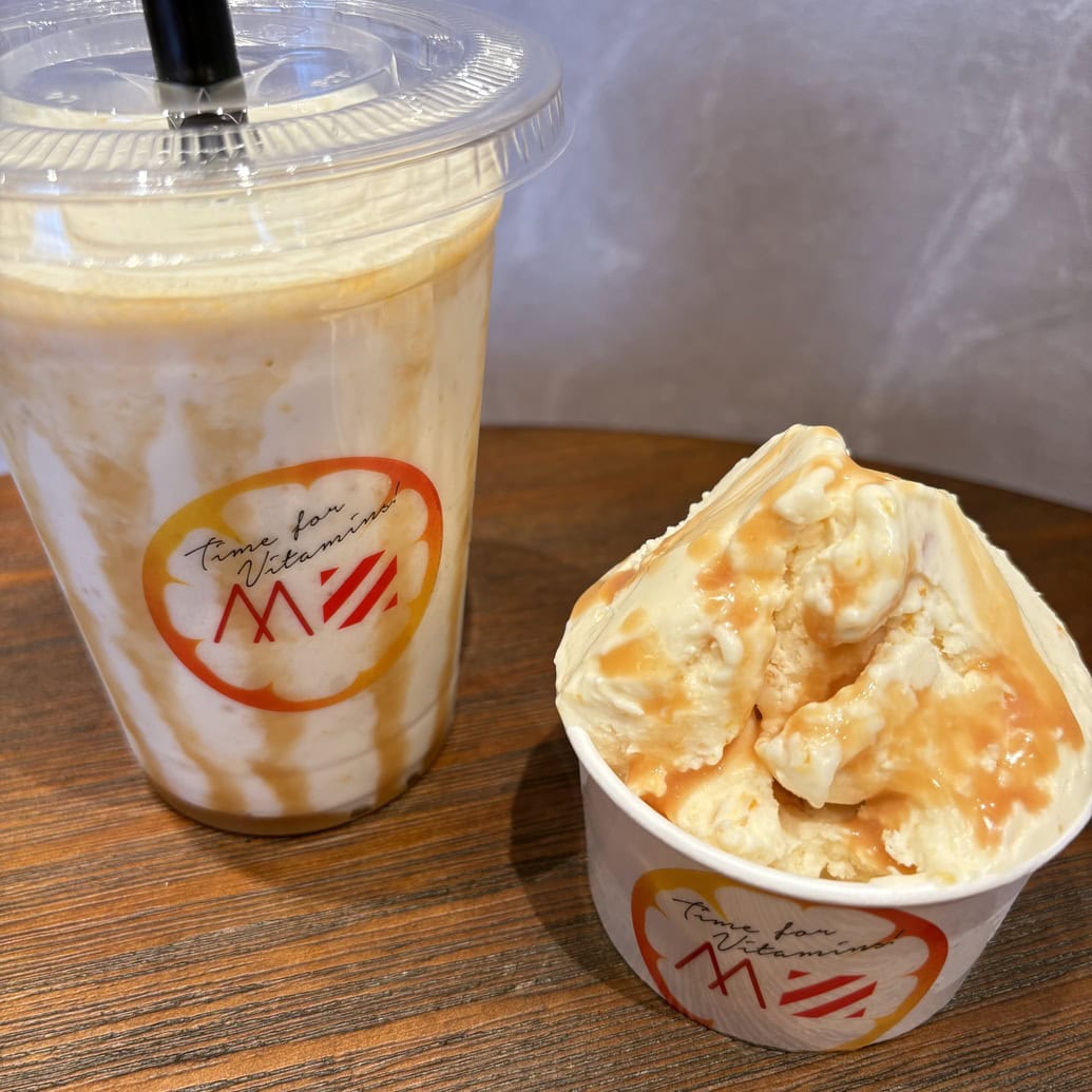 じゃばらとフローズングリークヨーグルトオレンジとアプリコットのキャラメルソース