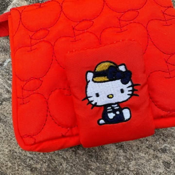 ハローキティ　ミラー付きリンゴ柄キルティングポーチ