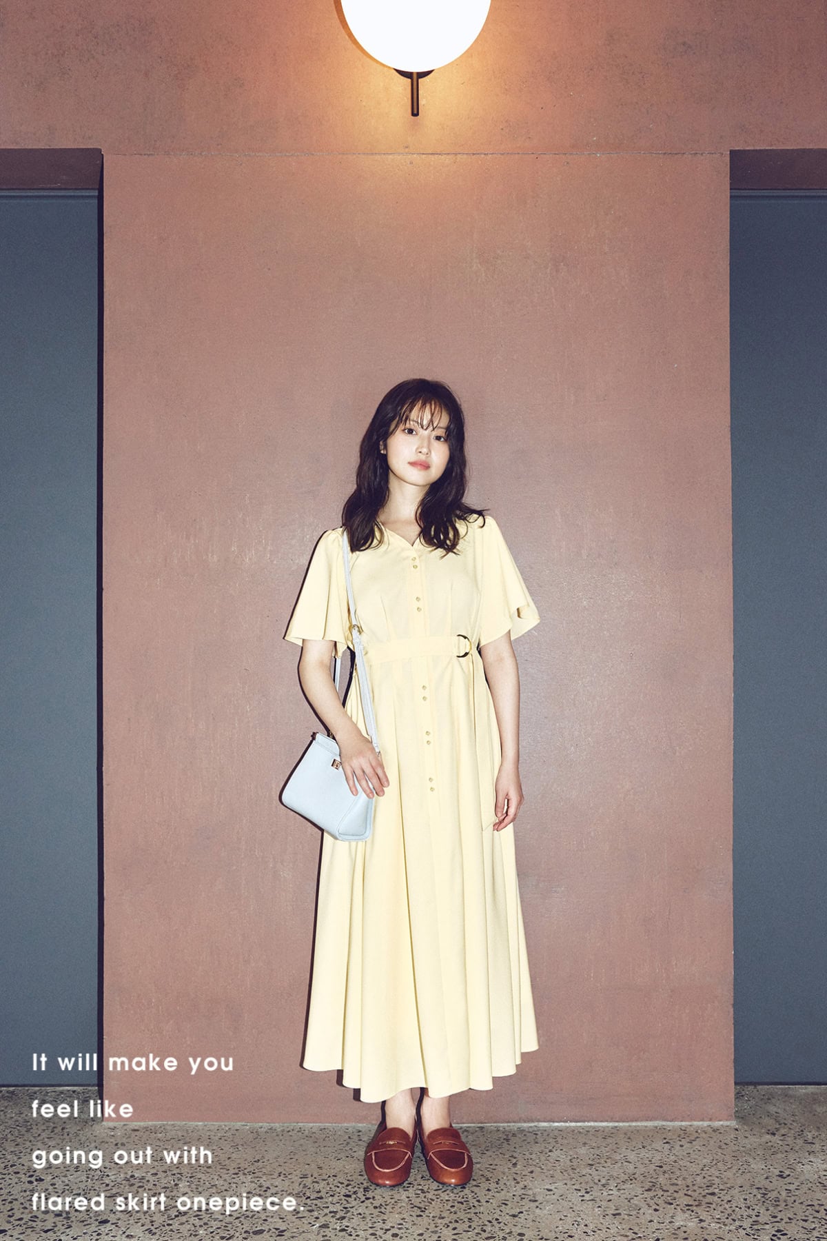 ナチュラルビューティーベーシックのイエローのドレスを着て微笑む今田美桜さんのカット