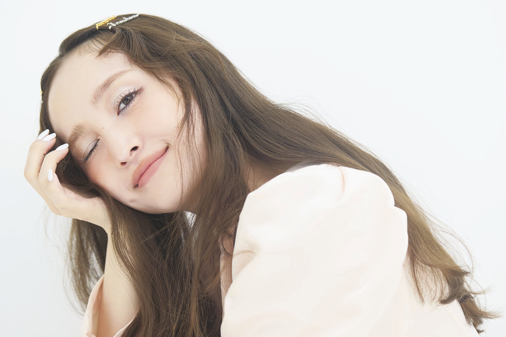 キラキラのグリーンパールで目元を飾る春メイク姿の百田夏菜子さん