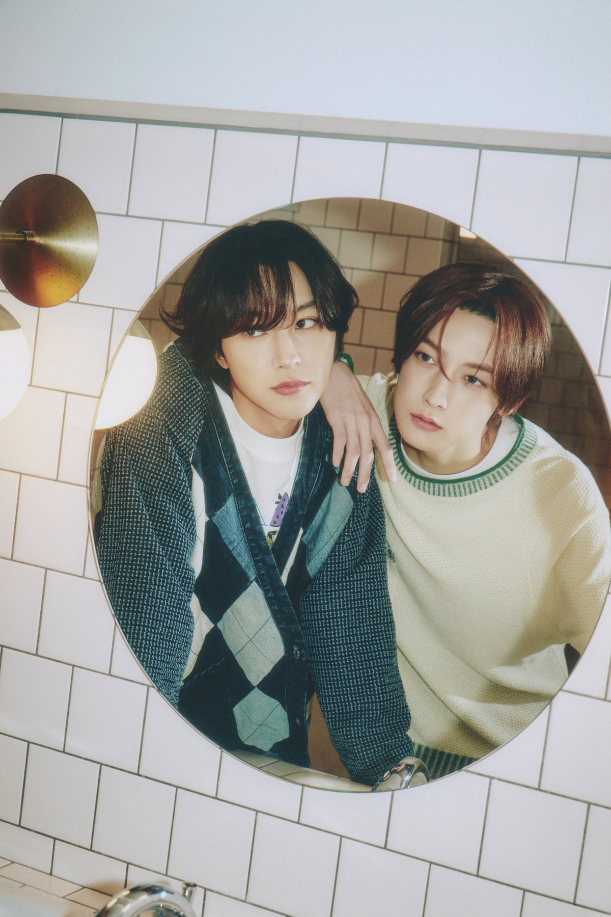 洗面スペースに並ぶ2人のカット、ナチュラルな装いでおうち時間を感じさせるバレンタイン特集ビジュア