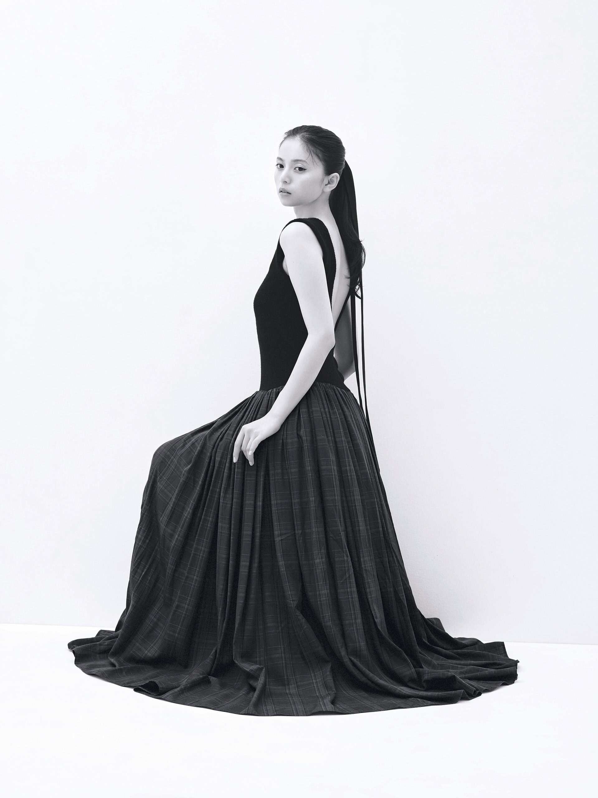 大胆に背中があいたドレスを纏う齋藤飛鳥のプロフィール画像