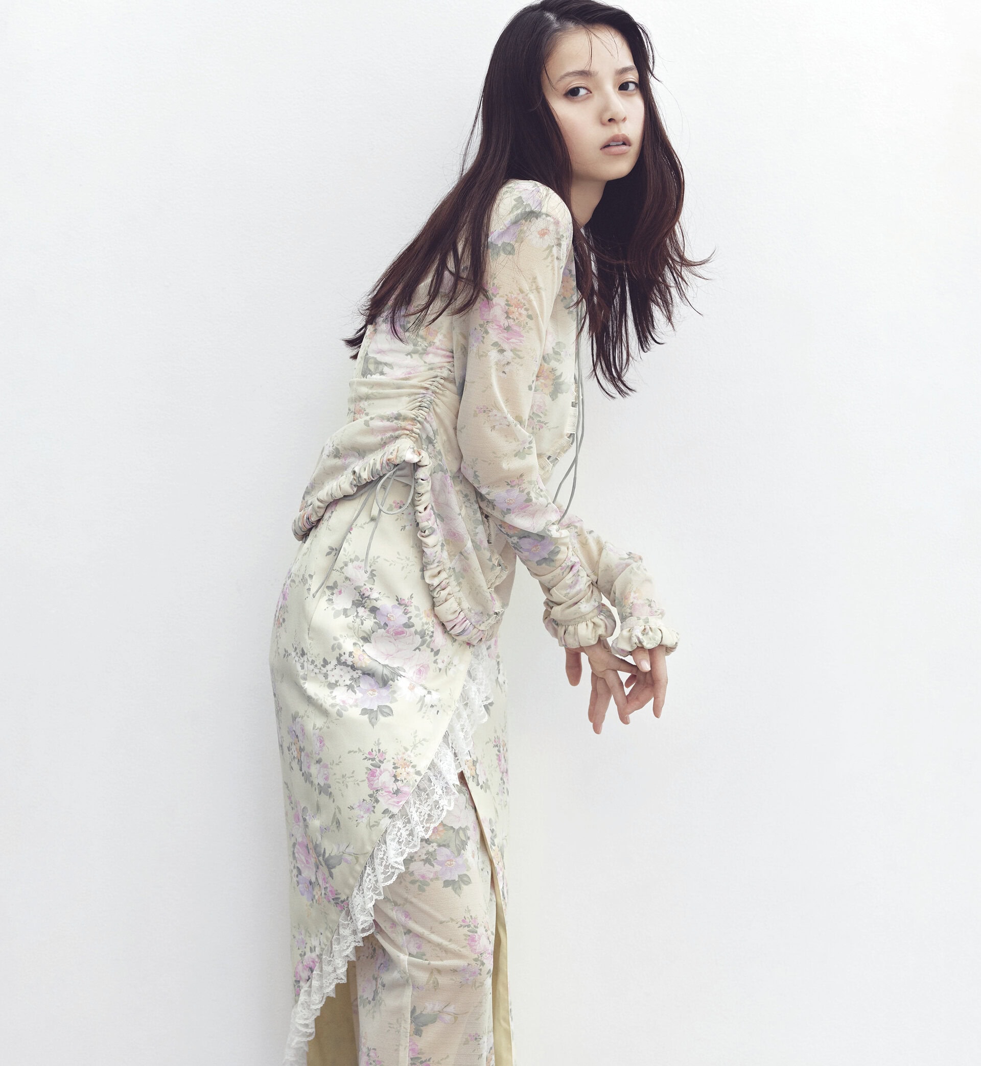 シフォンの透け感とピンクの花柄が甘美な、フラワープリントトップとスカートのセットアップ