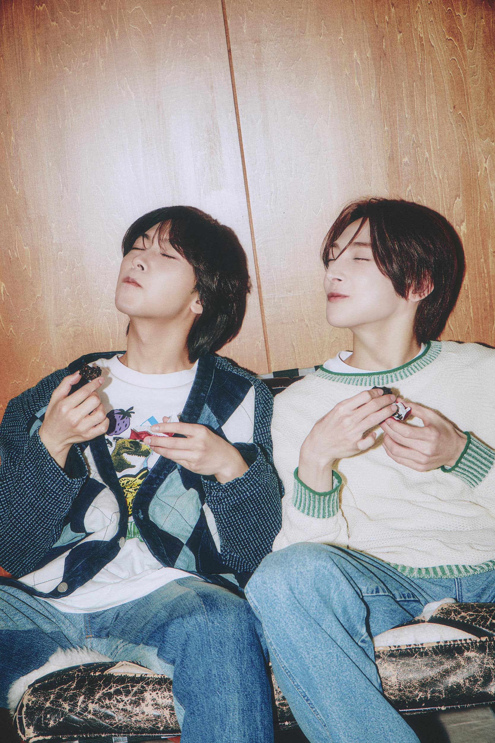 チョコレートを味わうROIROMの2人、リラックスしたムードが漂うバレンタインシーン