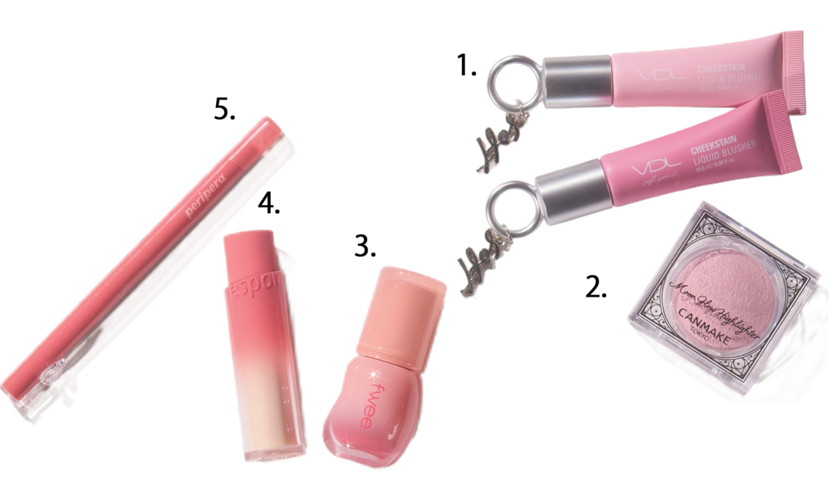 2026年春のトレンド「NEO粘膜カラー」メイクに欠かせない、リップ&チーク。右から時計回りに、VDL チークステイン リキッド ブラッシャー 上から03、04、キャンメイク ムーングロウハイライター 03、フィー 3D ボリューミンググロスB16 ローズヒップ 70%、エスポア ノーウェアリップスティック バーミンググロー 10 ピーチライズ、ペリペラ パフィー プランピング デュー リップ ペンシル 06