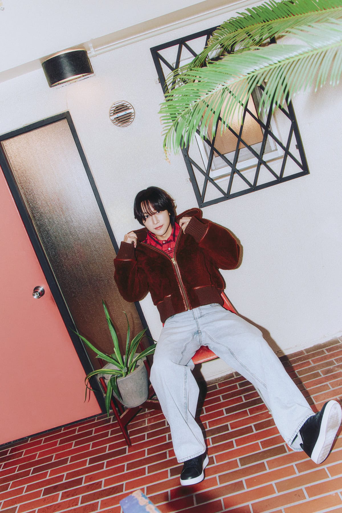 ブラウンのボアジャケットとデニムを着こなす本多大夢、リラックス感のある冬コーデ