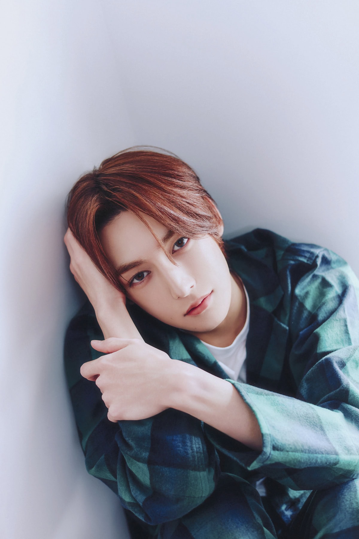 朝の光に包まれて、こちらを見つめる浜川路己