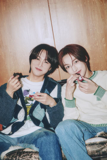 ROIROMの2人がチョコレートを手に微笑むカット、バレンタインチョコレート特集のアイキャッチ