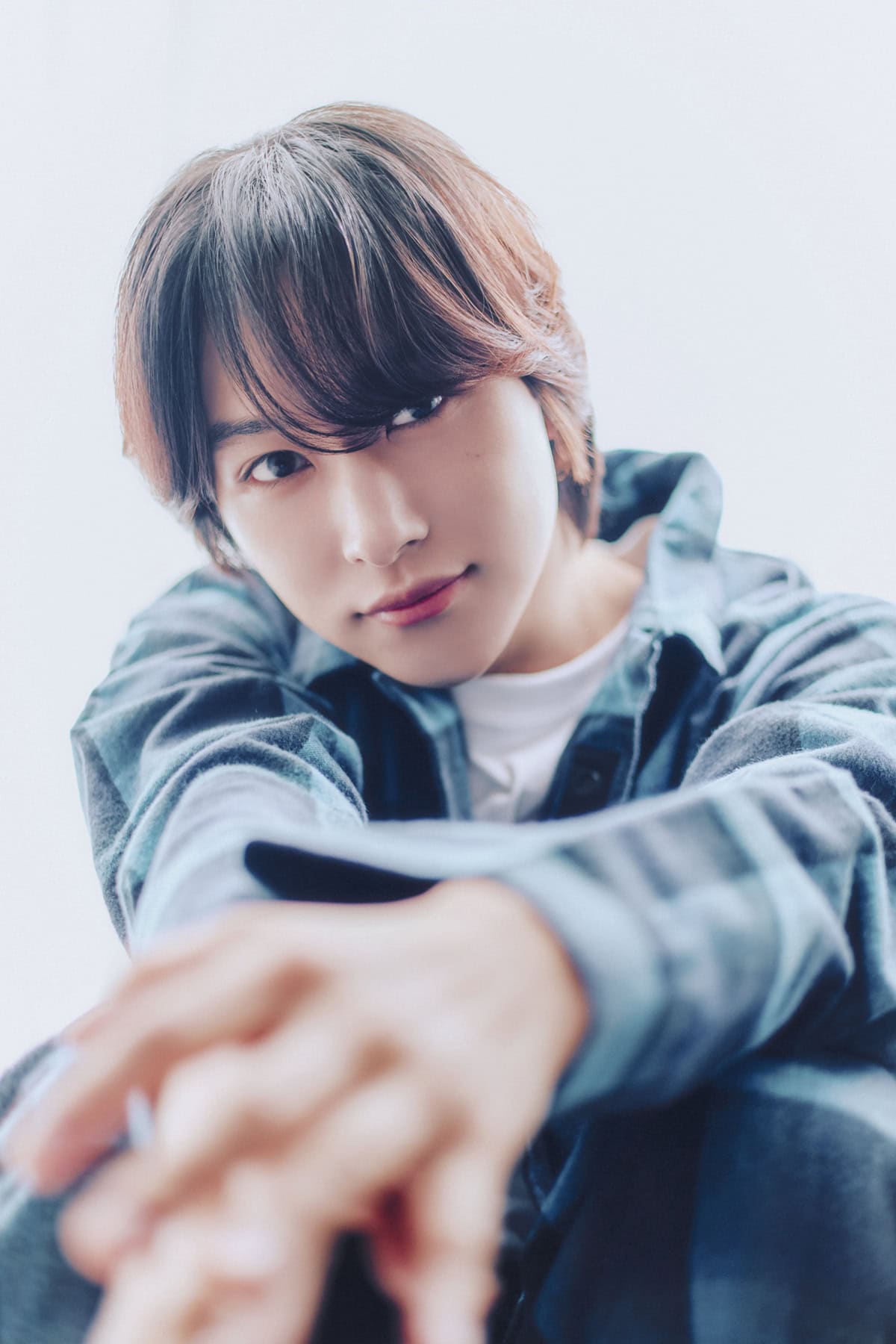 朝日に包まれて、こちらをのぞき込む本多大夢